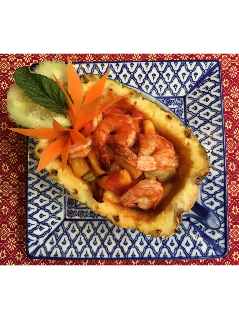 Crevettes sautées dans un ananas frais
